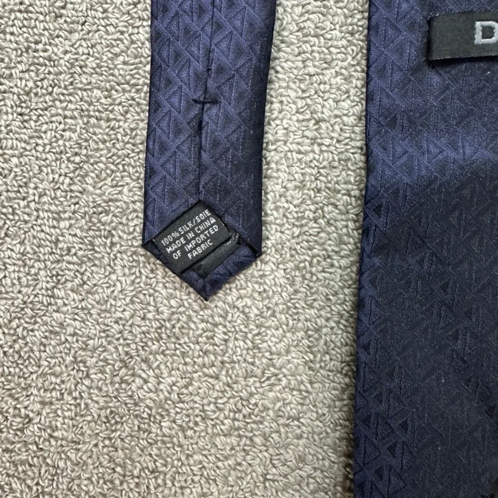 DKNY Mens Navy Blue Geometric Triangle Pattern 100% Silk Necktie Business Tie